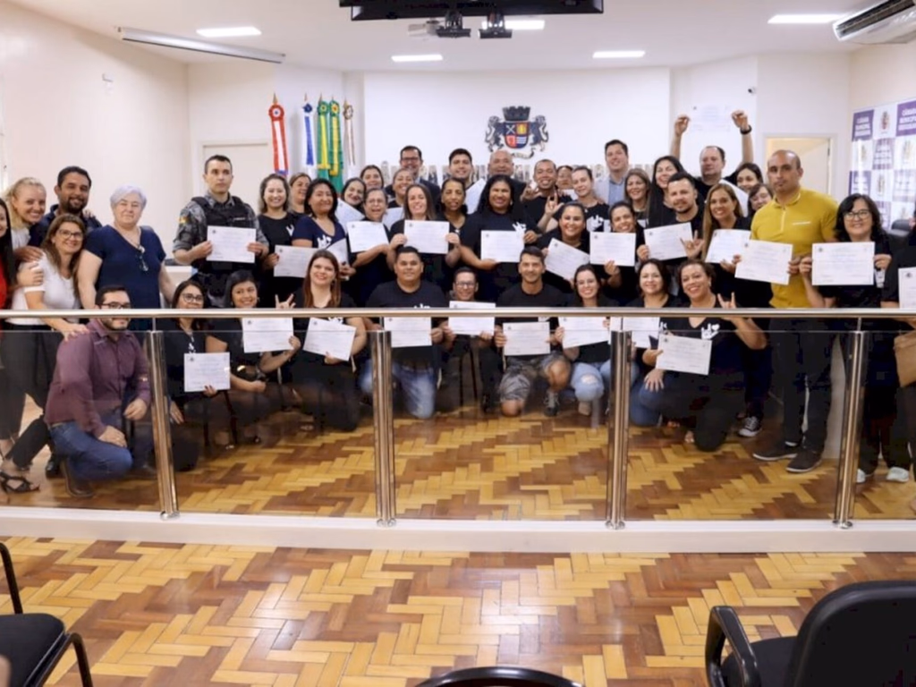 Escola do Legislativo forma turma em curso de Libras