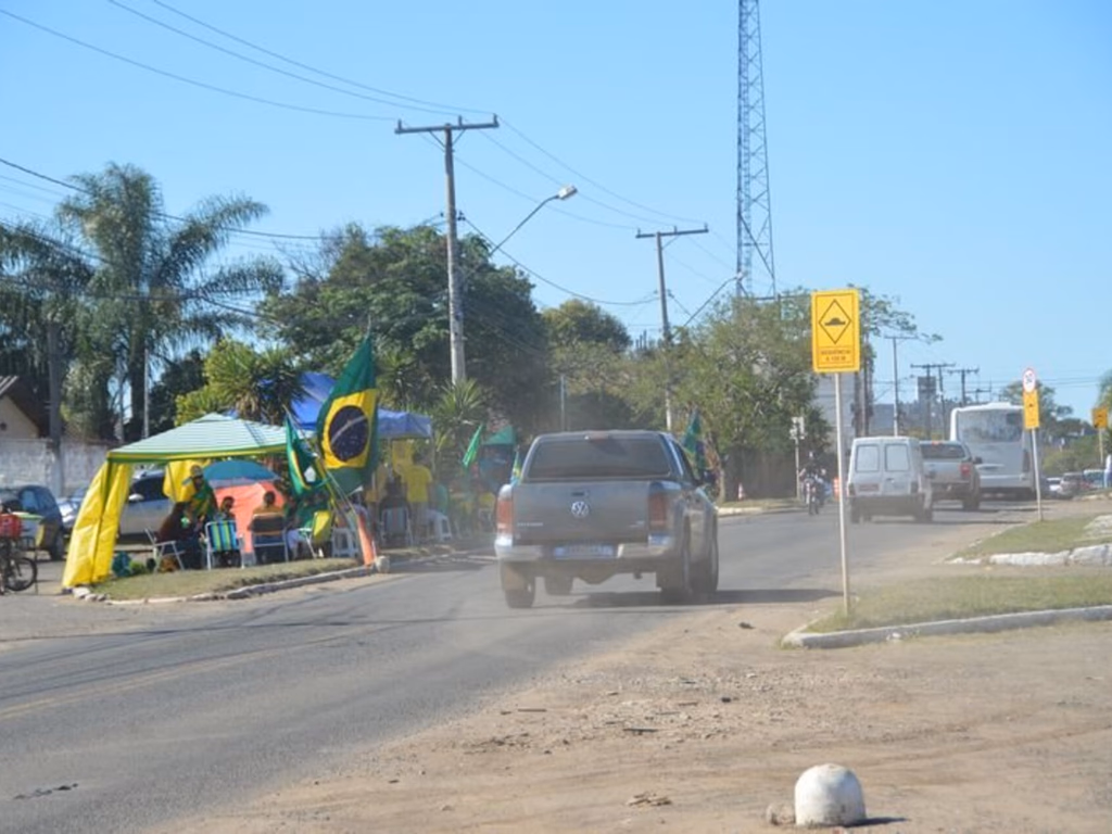 Manifestantes pró-Bolsonaro seguem frente ao 22º GAC AP