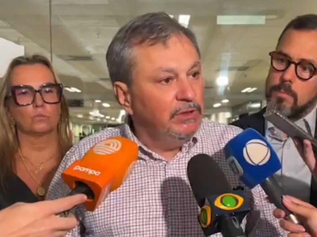 Advogados e réus fazem ato contra suspensão do júri