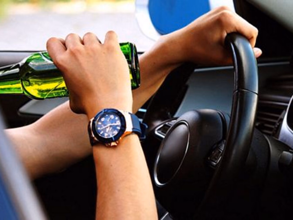 Motorista alcoolizado causa acidente e deixa duas pessoas feridas