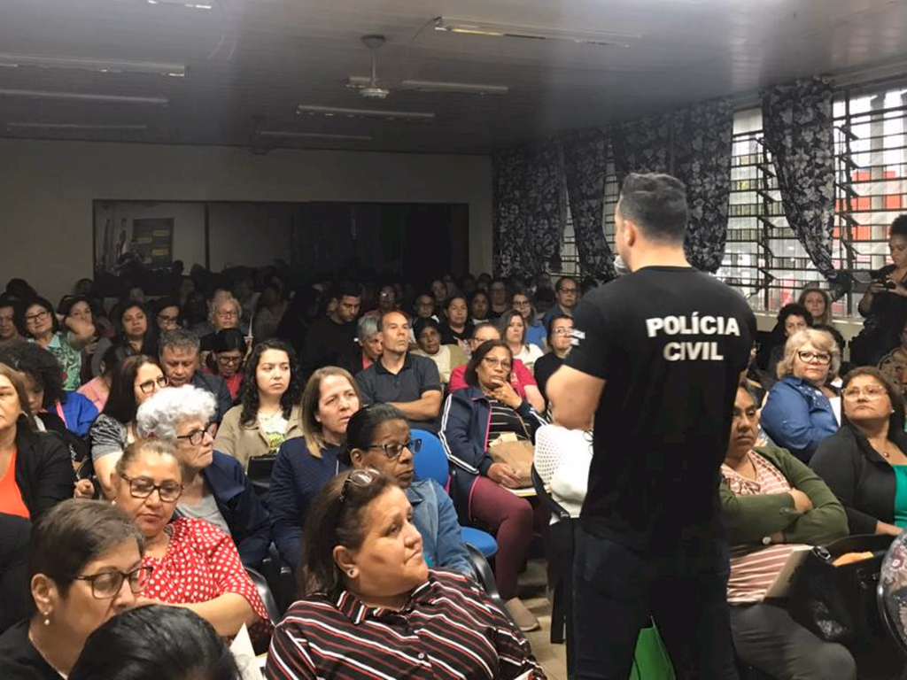 Funcionários de escolas recebem orientação sobre golpes virtuais