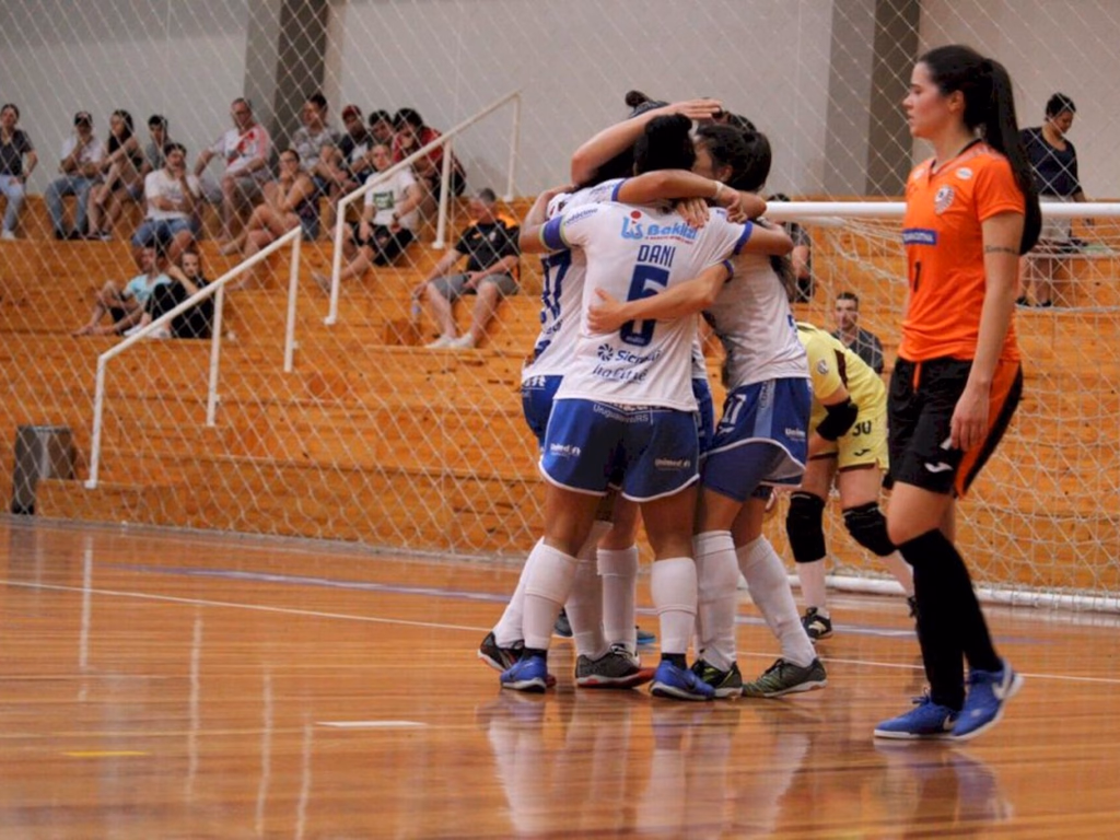 Celemaster larga com vantagem no primeiro jogo da final