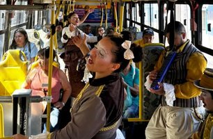 Caravana da Alegria transforma ônibus urbanos em palco cultural 