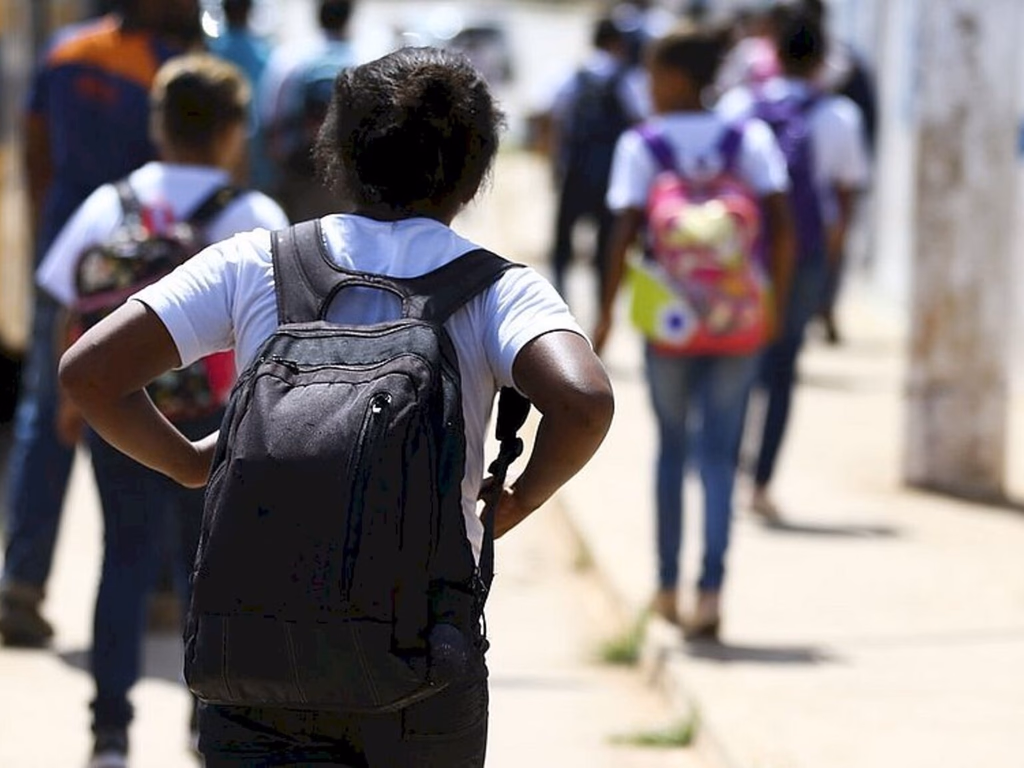 Censo Escolar aponta que 627 mil alunos deixaram a escola em 2021
