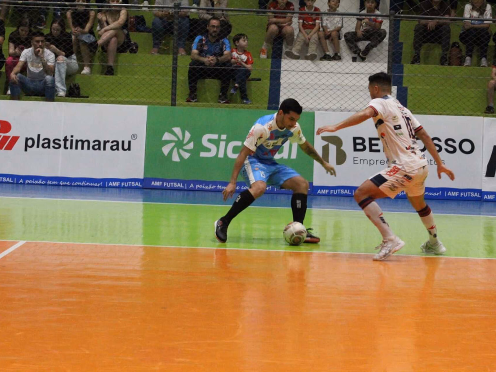 Uruguaianense larga em vantagem na Liga Gaúcha de Futsal