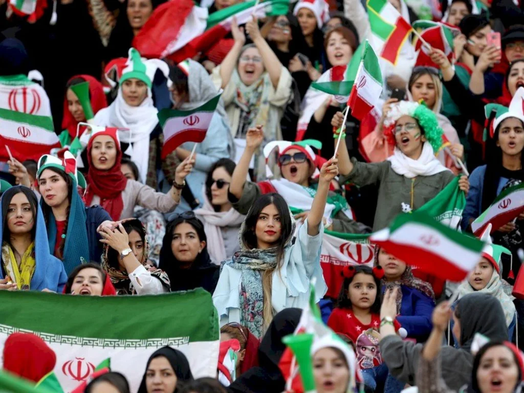 Irã autoriza retorno das mulheres aos estádios após dois anos de ausência
