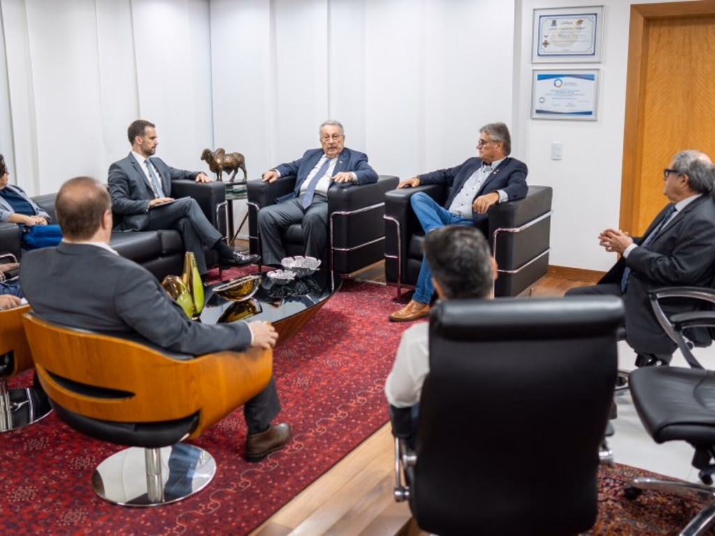 Leite busca apoio para renegociação de dívidas de produtores rurais