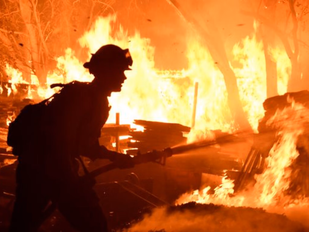 Incêndio destrói casa na Hípica II
