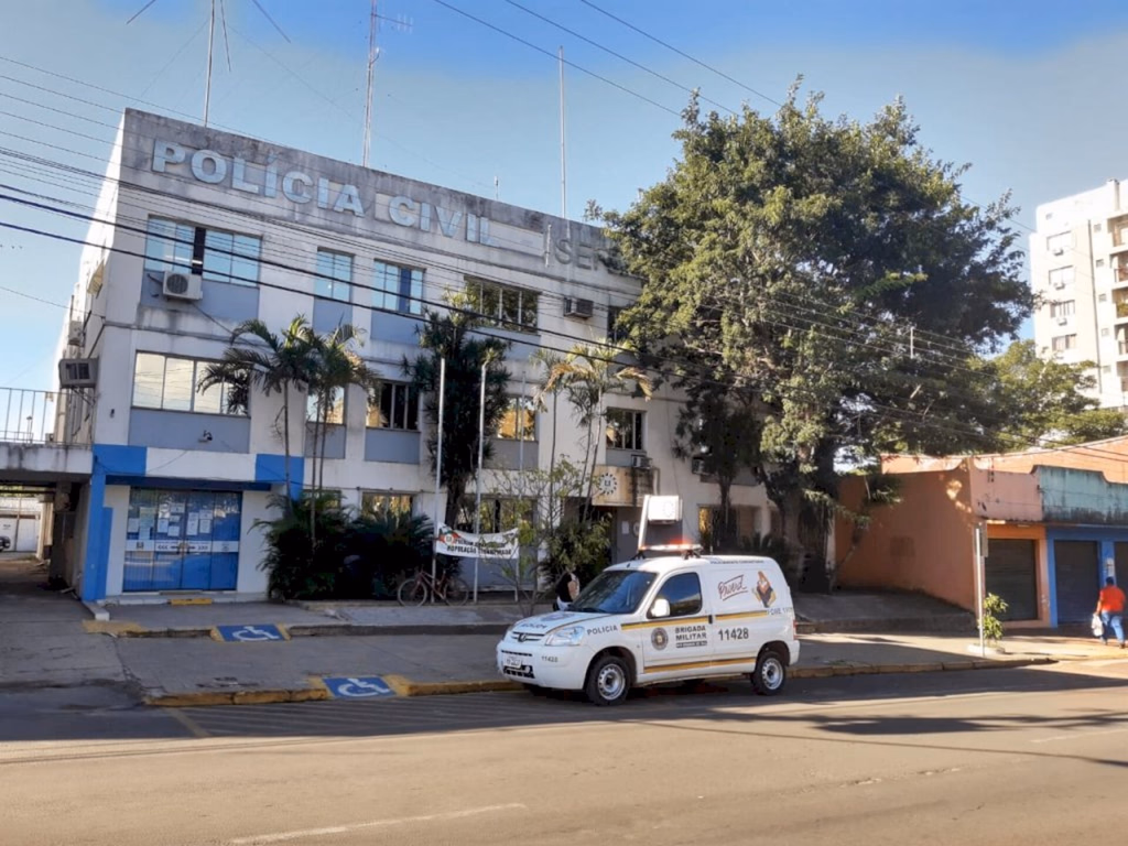 Homem é atingido por disparos ao chegar em casa