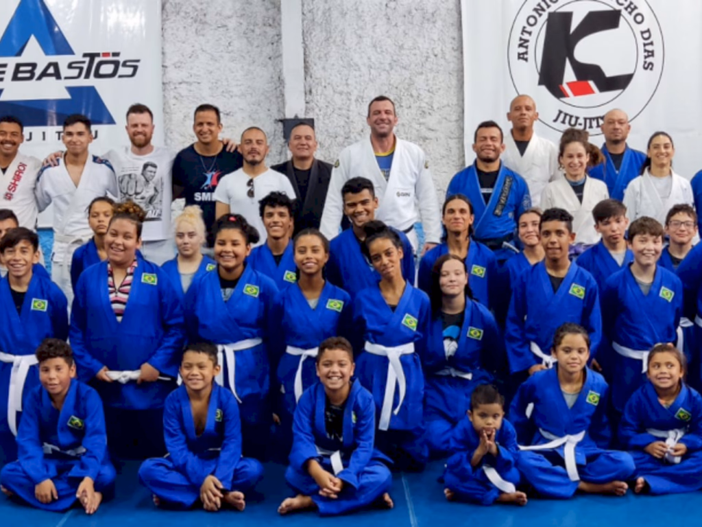 Projeto Social entrega kimonos e realiza aula com campeão mundial