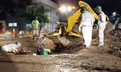 Carros alegóricos continuam na avenida atrapalhando o trânsito