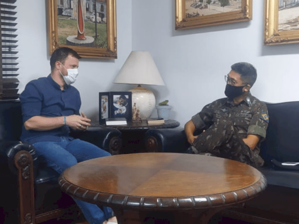 Prefeito discute entrada irregular de estrangeiros com o Exército