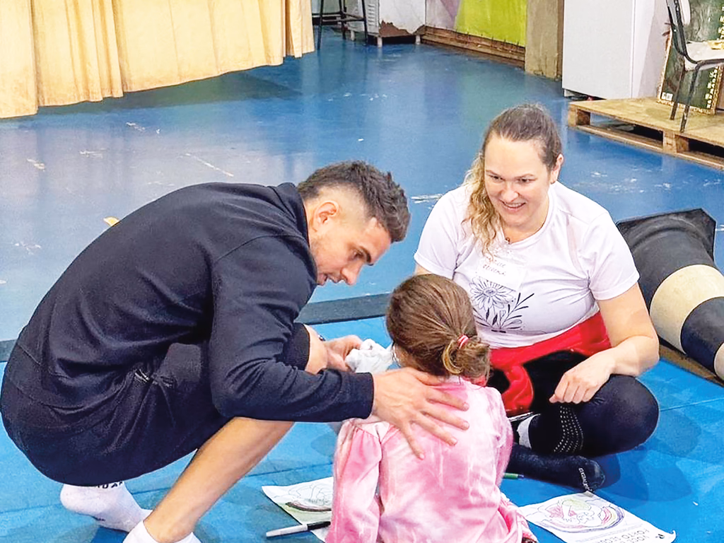 Jogadores do Inter visitam abrigos no Dia das Mães