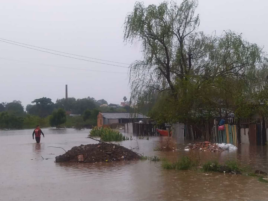 Rio Uruguai segue crescendo e mais de 450 pessoas estão fora de casa