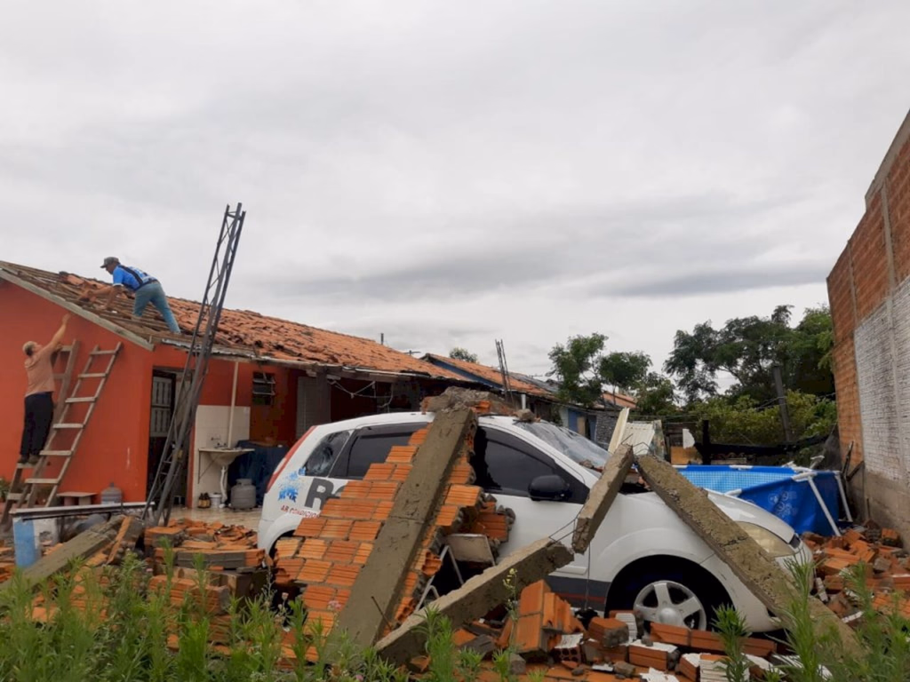 Rajadas de vento de 74 km/h causam estragos em Uruguaiana