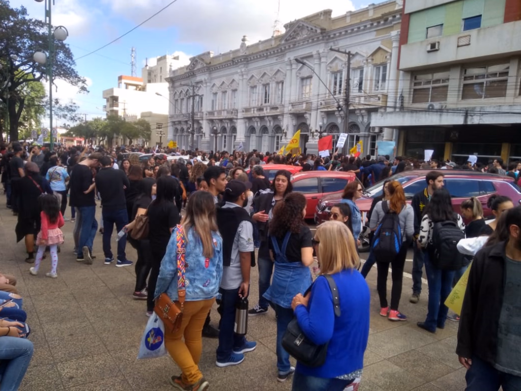 Mobilização em defesa da educação reúne cerca de 500 pessoas