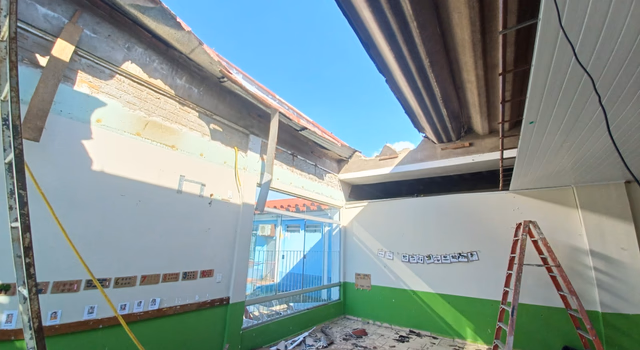 Após queda de estrutura, escola inicia retirada de forro e reorganiza turmas