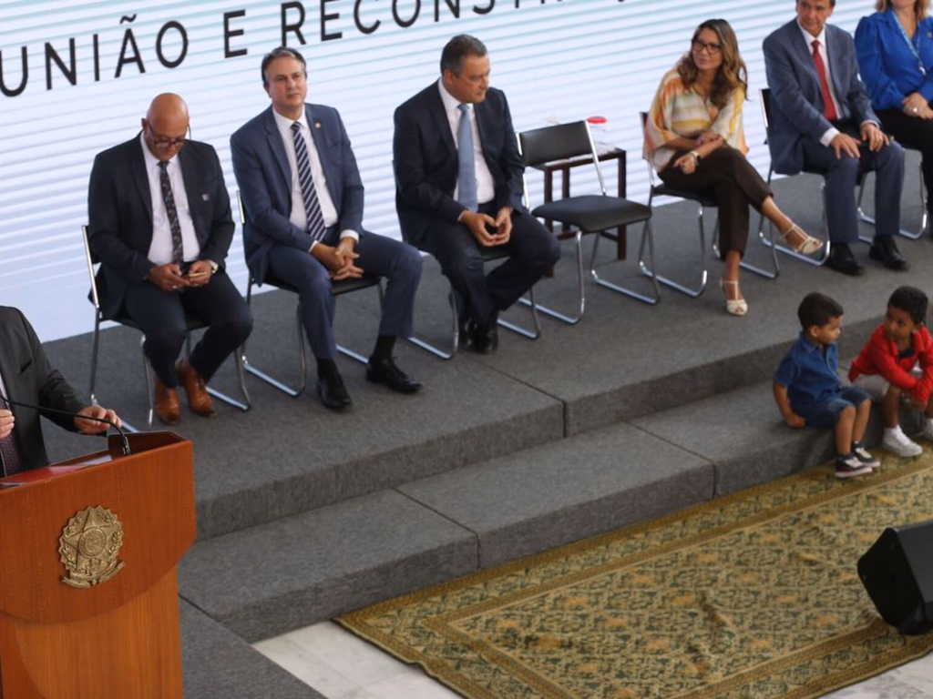 Lula recria o Bolsa Família e pede fiscalização rigorosa do programa