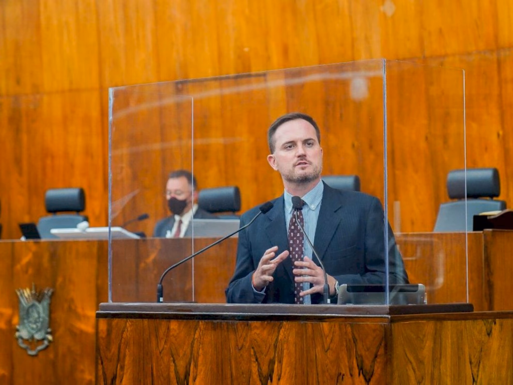 Deputado vai acionar PGE para investigar pagamentos extras a magistrados