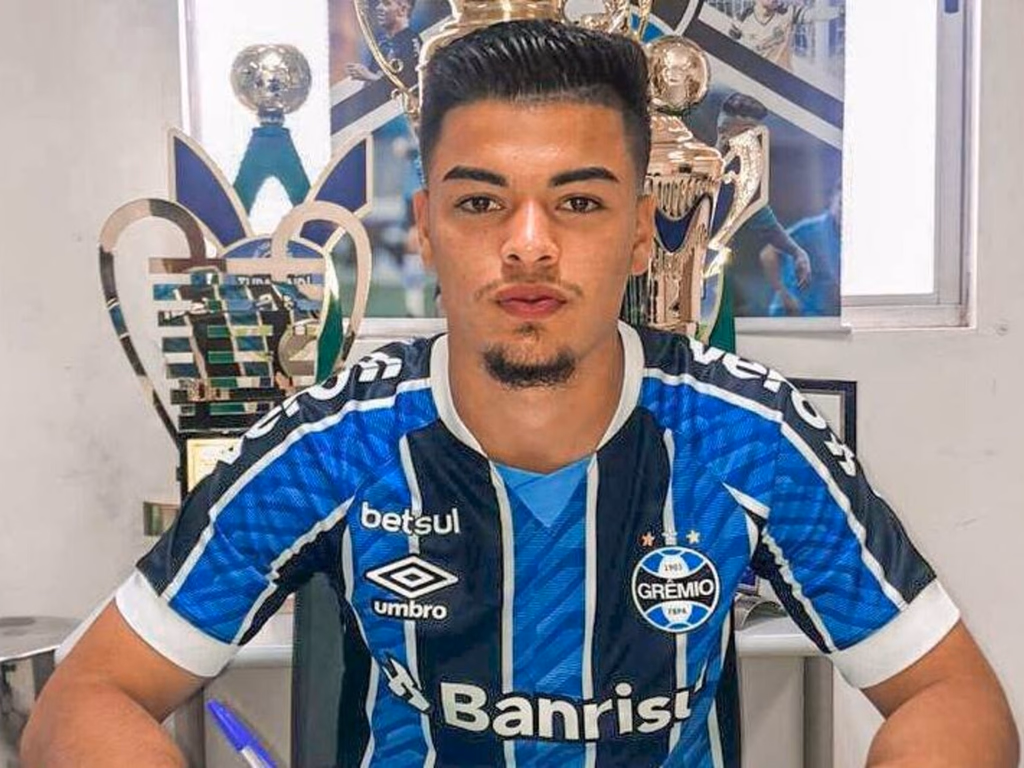 Uruguaianense assina seu primeiro contrato profissional com o Grêmio