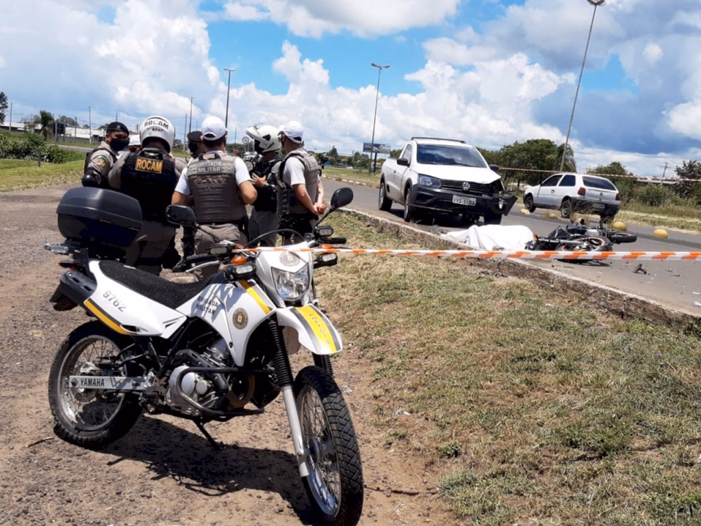 Colisão entre moto e carro mata mulher no trevo