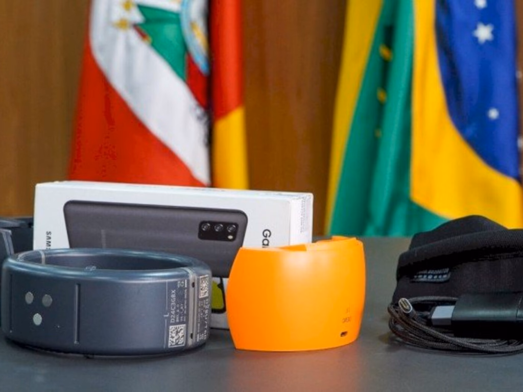 Agressores serão monitorados por tornozeleiras eletrônicas