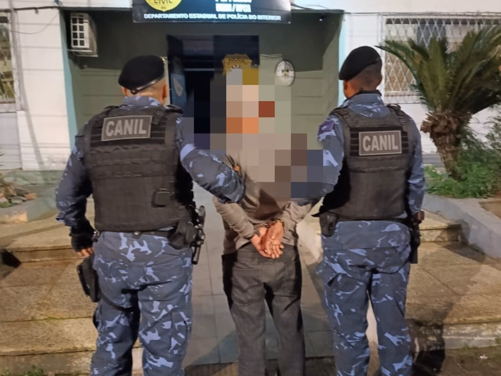 Motorista embriagado é preso após colidir com veículo parado