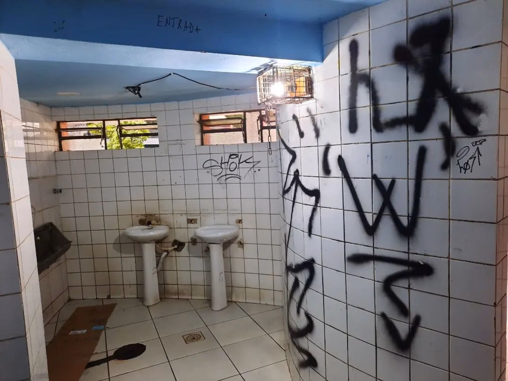 Banheiros da Praça Barão do Rio Branco são vandalizados
