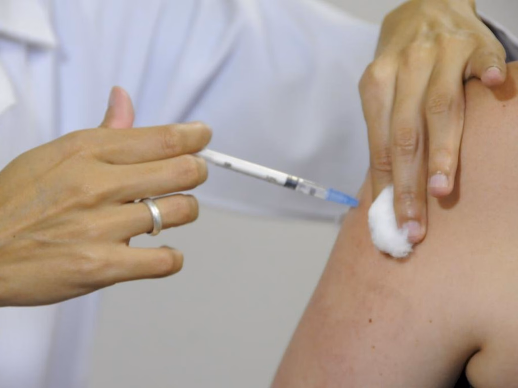 Dezoito pessoas recebem vacinas fora da recomendação