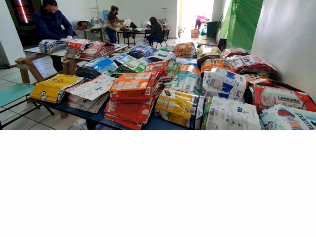 Projeto arrecada caixas de leite para tapar frestas de casas