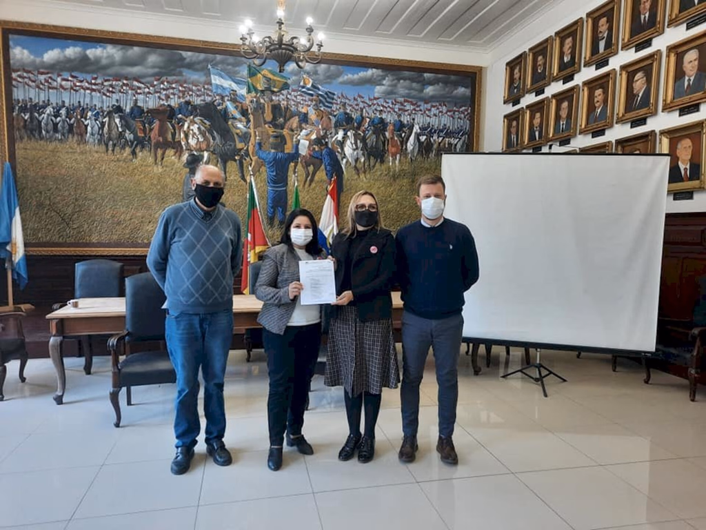 Prefeito oficializa cinco conselhos municipais