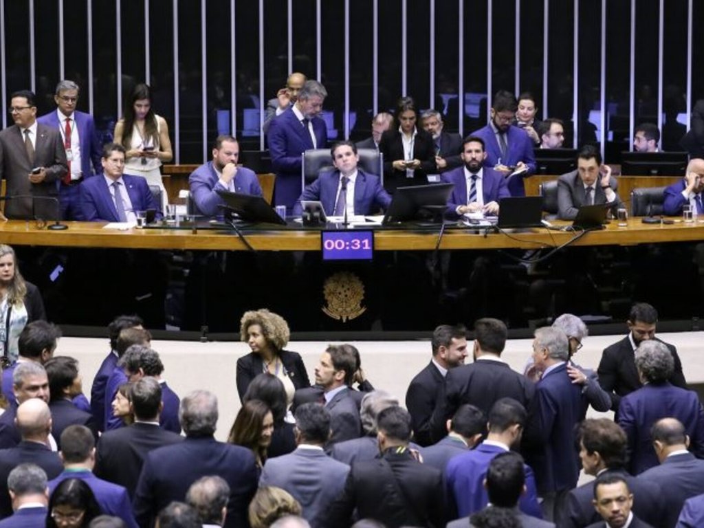 Câmara aprova isenção de IR para quem ganha até R$ 5 mil