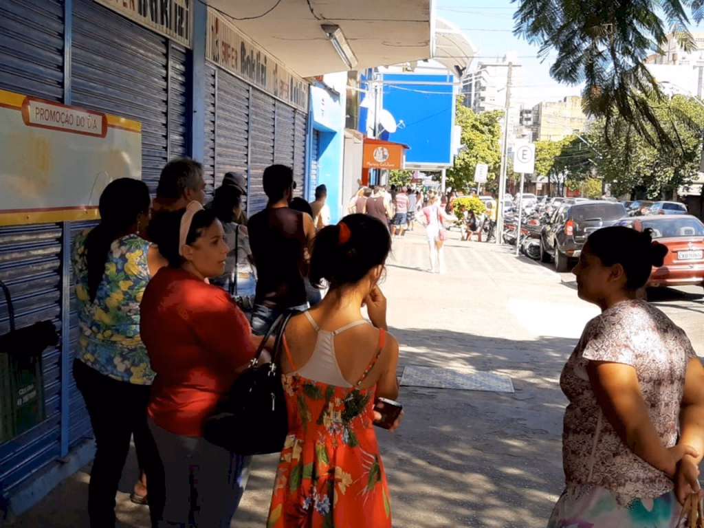 População faz fila para entrar na Caixa