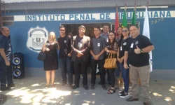 Mulher é esfaqueada pela companheira do ex-namorado