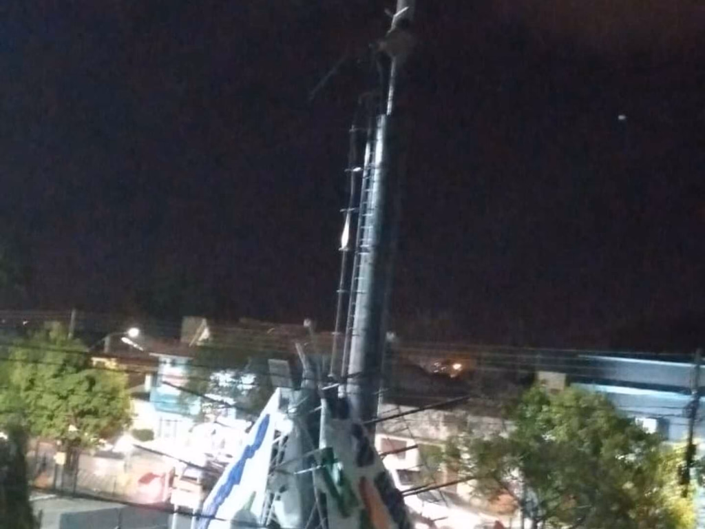 Vento derruba placa de supermercado na Duque