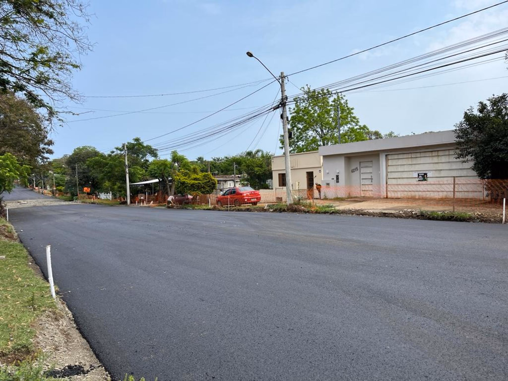 Trecho da Rua Bento Martins recebe asfaltamento