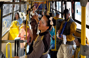 Caravana da Alegria transforma ônibus urbanos em palco cultural 