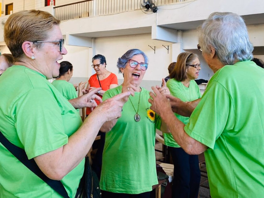 Oficina de arteterapia marca Mês da Pessoa Idosa