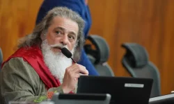 PF indicia Bolsonaro e Eduardo em inquérito sobre sanções dos EUA