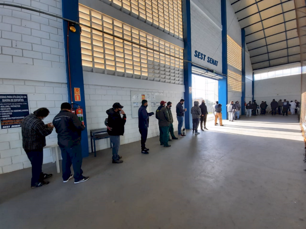 Caminhoneiros deverão apresentar comprovante de residência para receber imunização