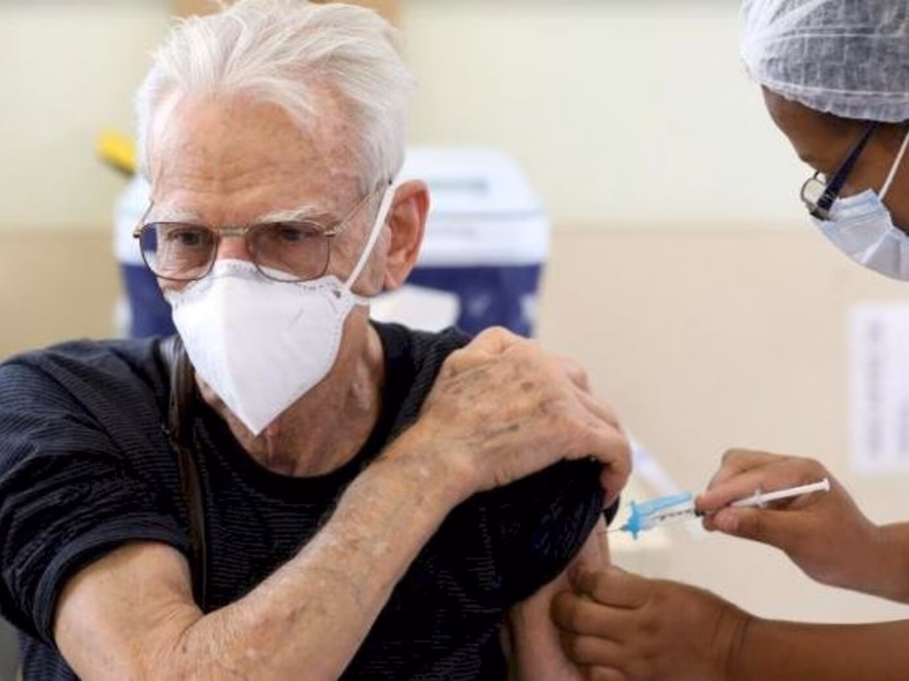 Ministério da Saúde recomenda quarta dose para idosos