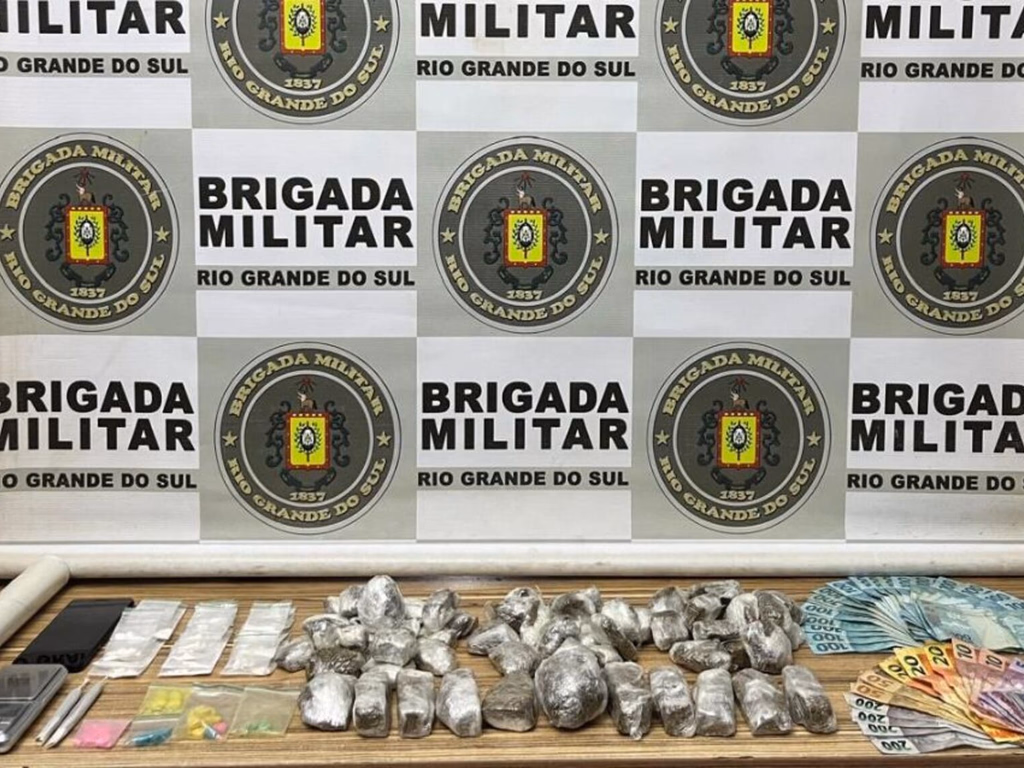 Dupla é presa com mais de 120 porções de drogas