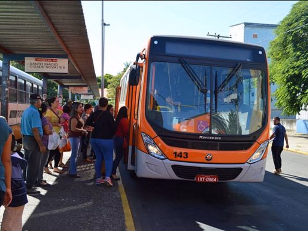 Transporte público começa a operar com horários reduzidos
