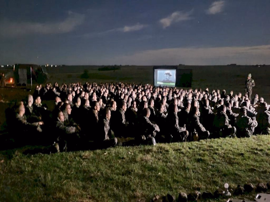 Soldados passam por instrução de acuidade visual e auditiva