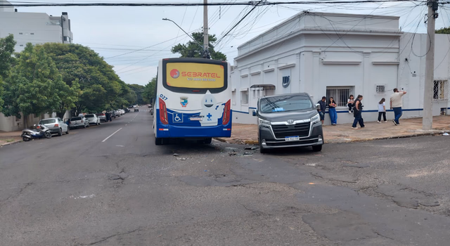 Ônibus da Unipampa e veículo argentino colidem em cruzamento