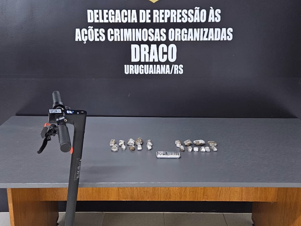 Dupla é presa por tráfico após entregar drogas com patinete elétrico