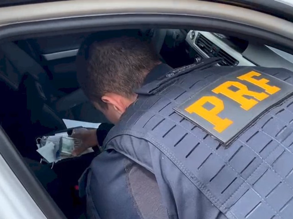 PRF apreende quase R$ 50 mil em moeda estrangeira sem origem