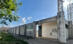 Carros alegóricos continuam na avenida atrapalhando o trânsito