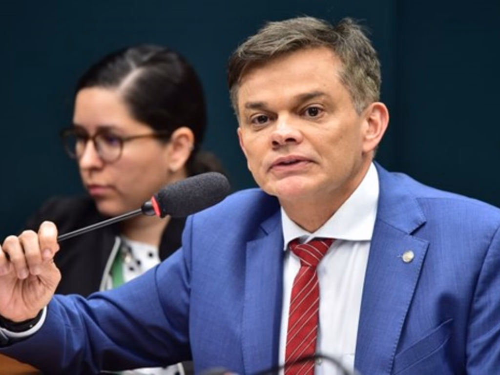 PL exige autorização judicial prévia para menor atuar como influenciador digital