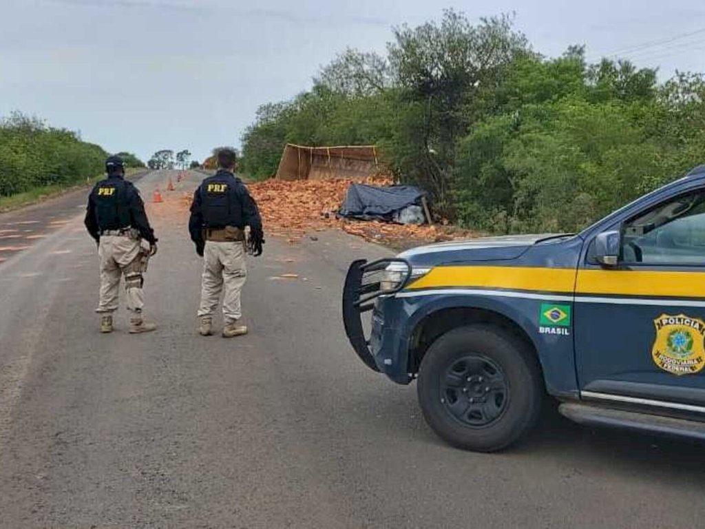 Acidente entre carreta e carro deixa dois mortos na BR-472